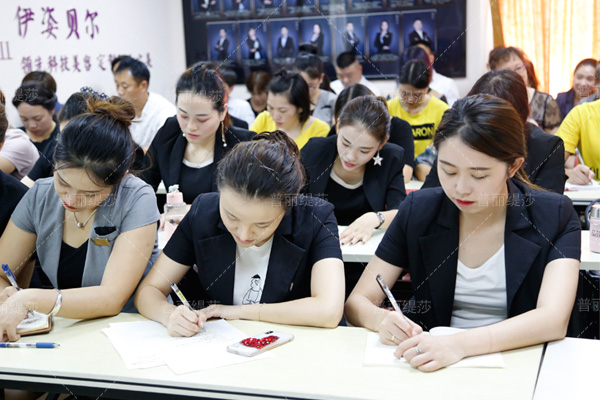 怎么拴住大顾客？巧用美容院的“情感链接”